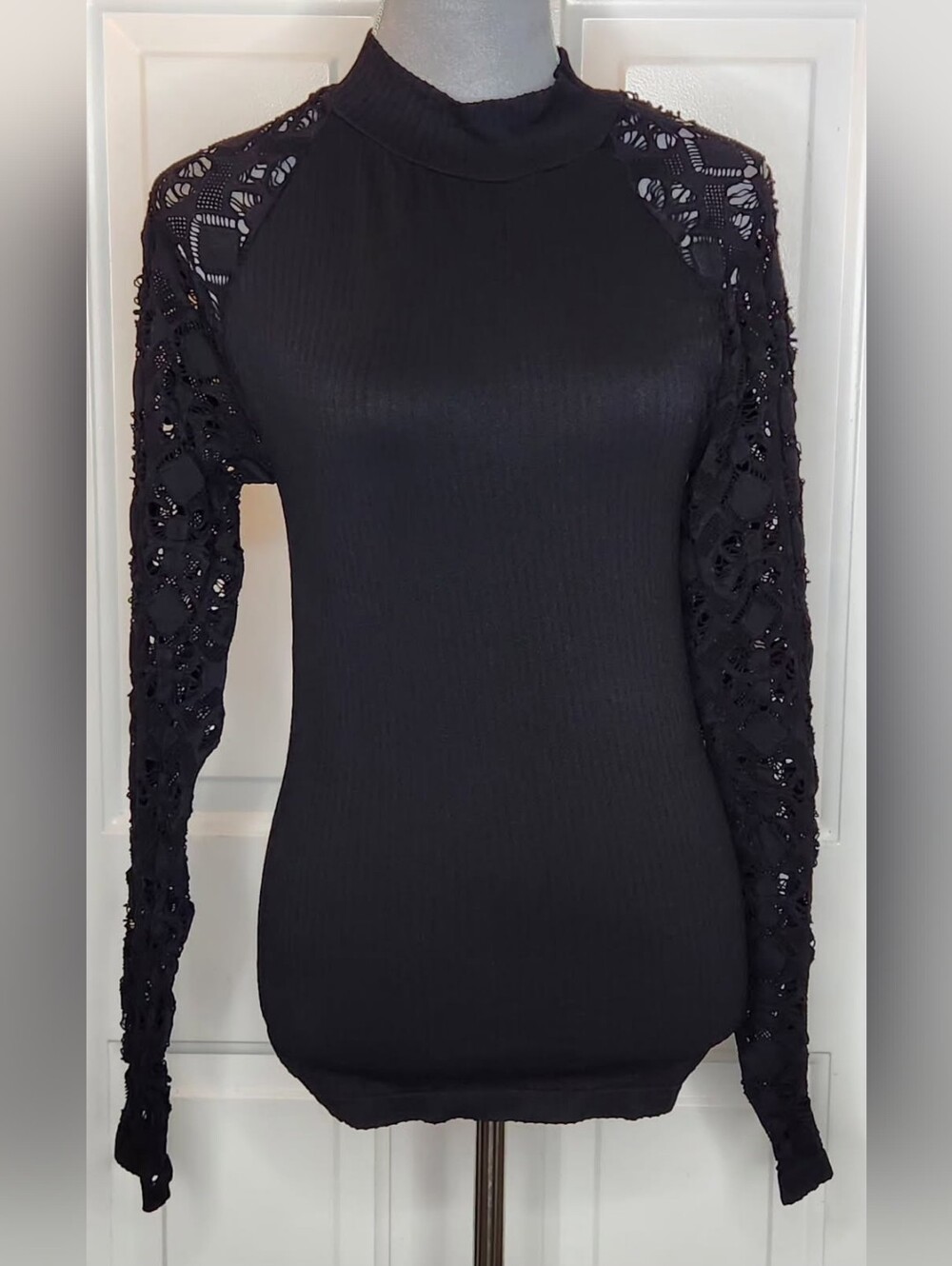 VENUS Black Lace Sleeve Ribbed Knit Top